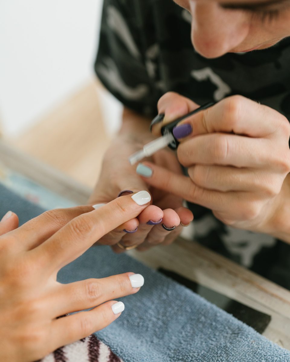Trabajo de esmaltado en el estudio de Laura Corintti