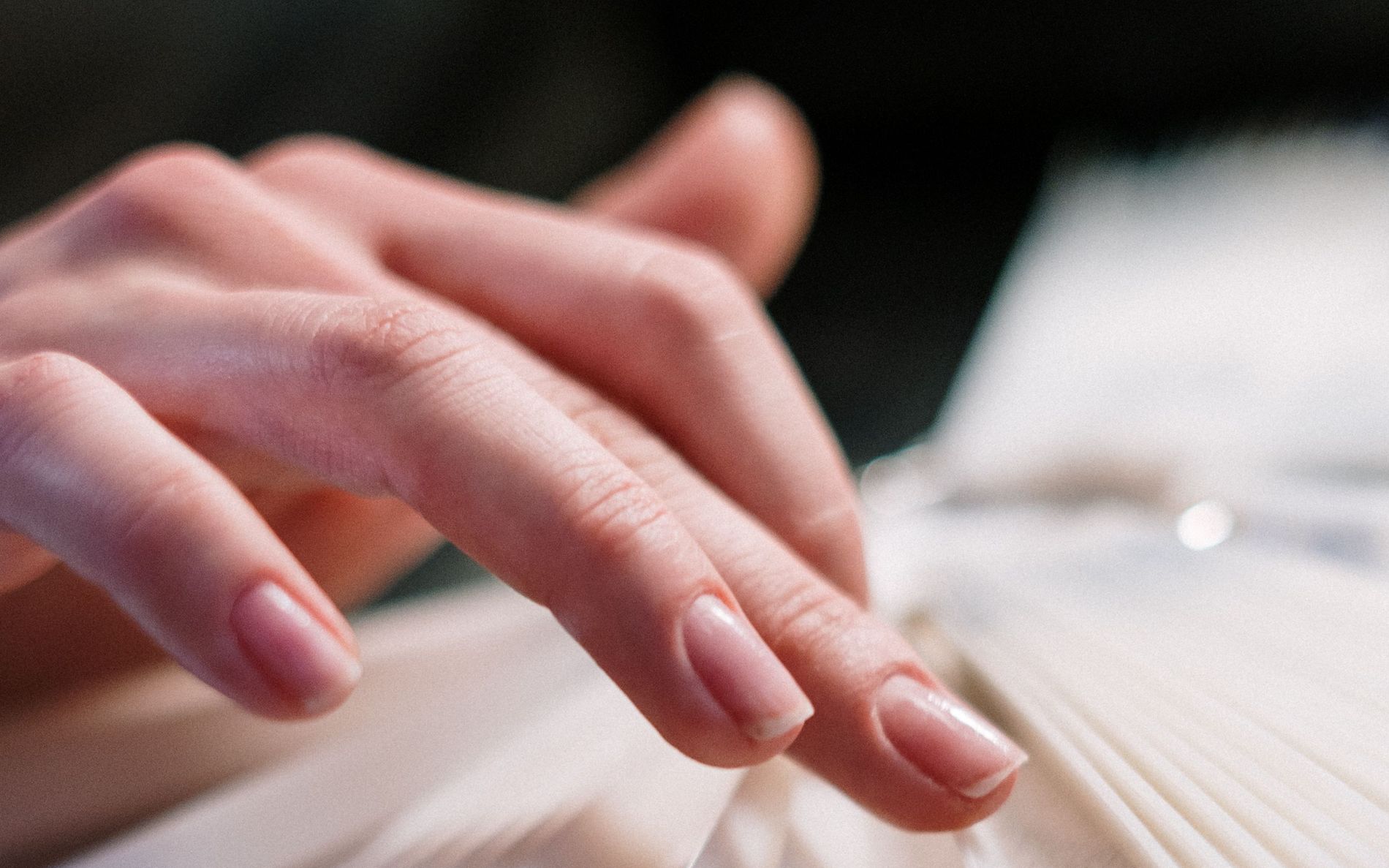 Manos con manicura prolija en el estudio de uñas