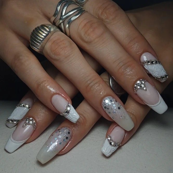Uñas blancas con pedrería y encapsulado — Laura Corintti Studio