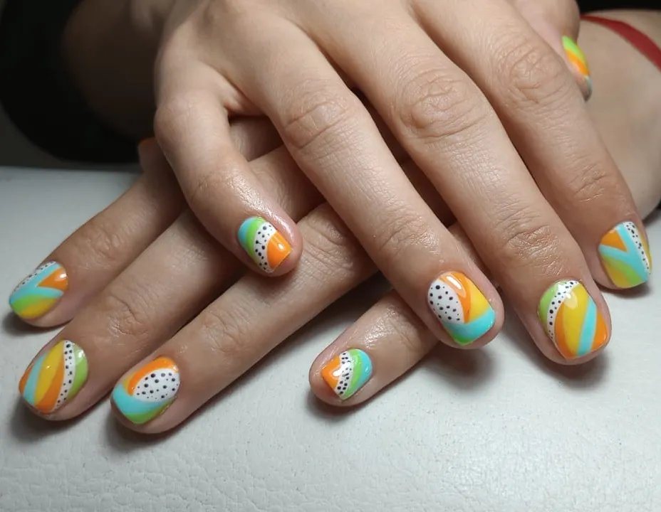 Uñas cortas con diseño geométrico de colores y puntos — Laura Corintti Studio