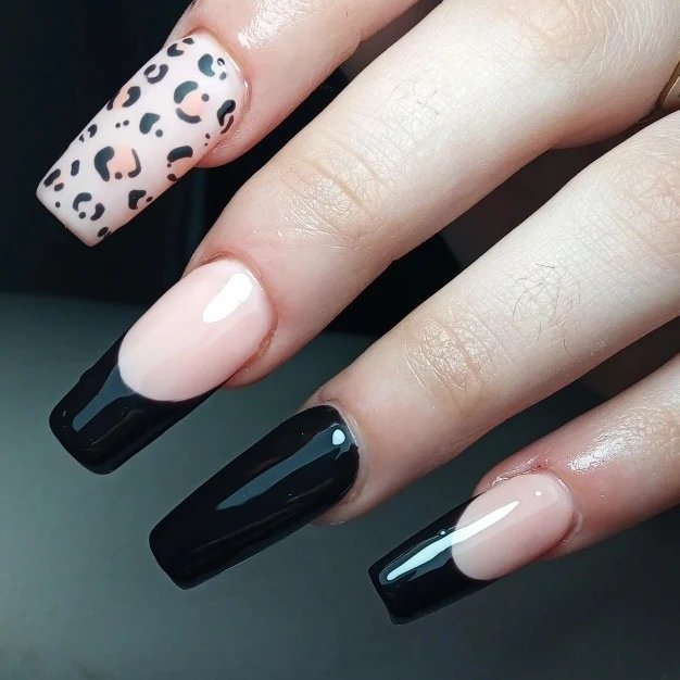 Uñas negras con francés y detalle animal print — Laura Corintti Studio