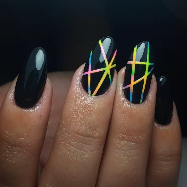 Uñas negras con líneas neón holográficas — Laura Corintti Studio