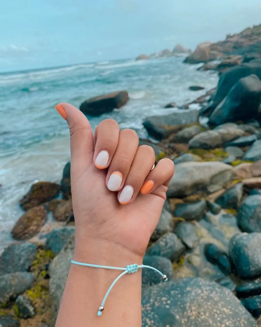Uñas nude minimalistas con francés naranja — Laura Corintti Studio