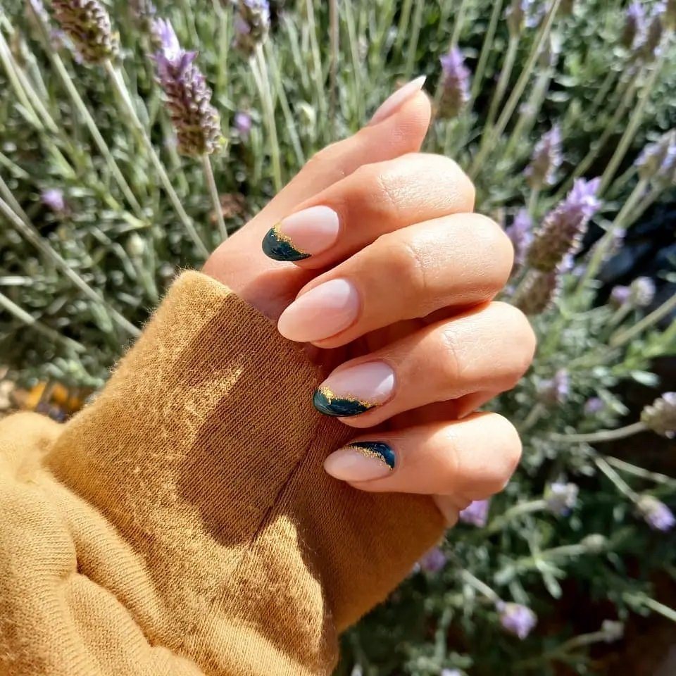Uñas nude con francés verde y filo dorado — Laura Corintti Studio