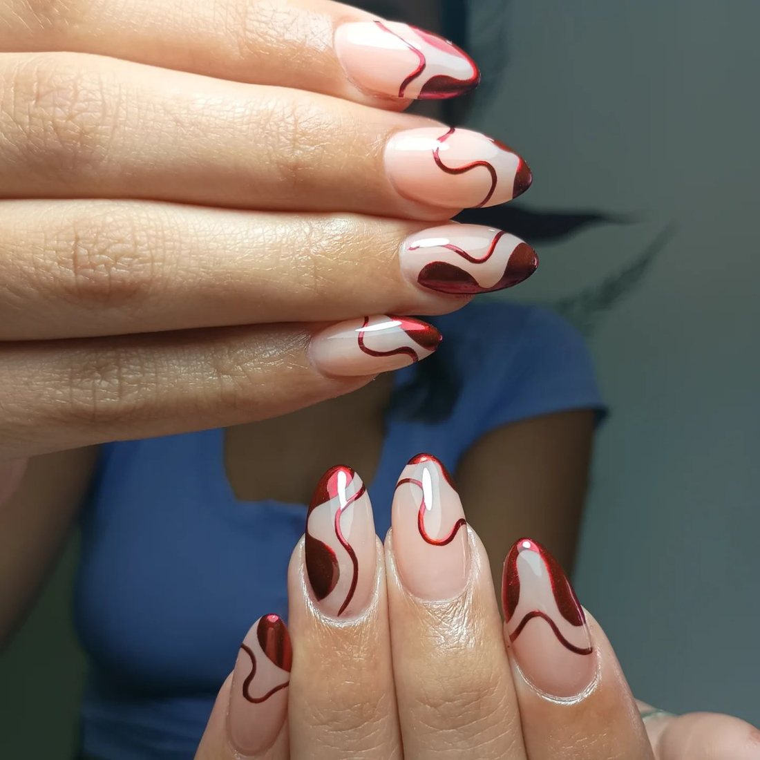 Uñas almendradas rojo cherry con swirls — Laura Corintti Studio