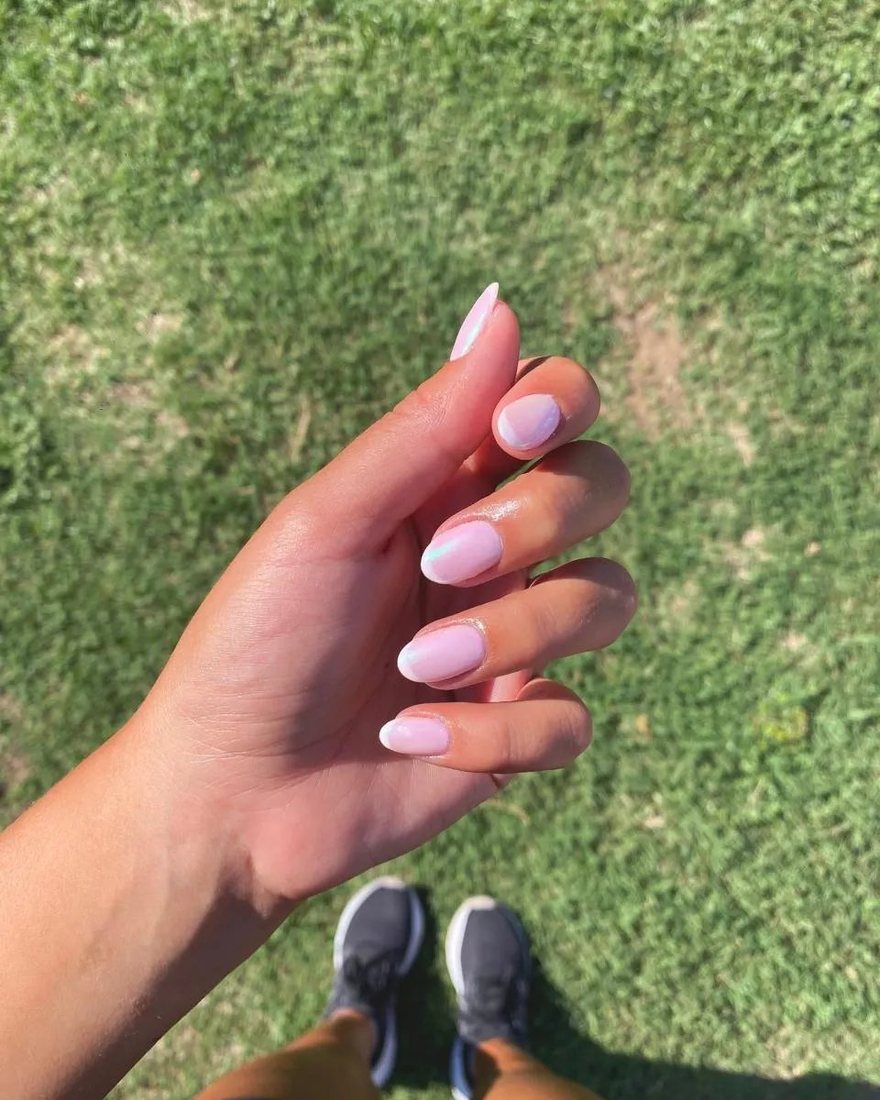 Uñas cortas efecto chrome rosa perlado — Laura Corintti Studio